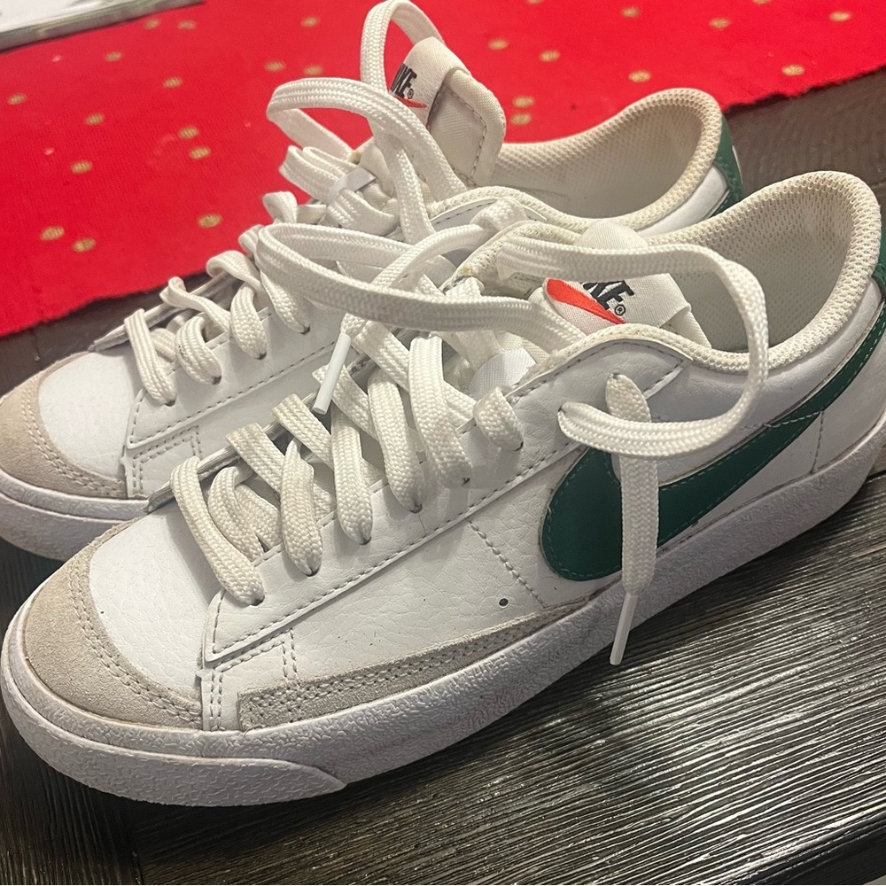 Nike Sneakers White and Green with Smooth Leather and Prominent Swoosh